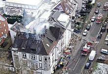 Zehn Menschen aus brennendem Dachgeschoss gerettet - -/Feuerwehr Bochum/dpa