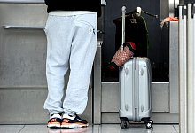 Ein Passagier bei der Gepäckabgabe - Tobias Hase/dpa-tmn