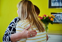 Tochter und Mutter umarmen sich - Annette Riedl/dpa/dpa-tmn