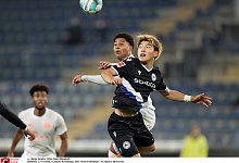 Ritsu Doan (r.) traf zum 1:4 &ndash; und gewann hier gegen Serge Gnabry trotz 1,72 Meter K&ouml;rpergr&ouml;&szlig;e sogar ein Kopfballduell. - Fromme/Firo/Witters