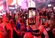 Jugendliche mit Smartphone - Jonas Walzberg/dpa