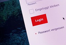 Login ist auf dem Dislay eines Laptops zu sehen - Catherine Waibel/dpa-tmn