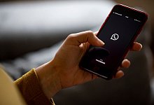 Eine Person mit Handy in der Hand - Fabian Sommer/dpa/dpa-tmn