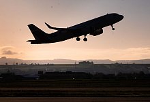 Flugzeug startet am Flughafen Stuttgart - Christoph Schmidt/dpa/dpa-tmn
