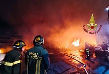 Mehrere Tesla brennen in Rom - Brandstiftung nicht ausgeschlossen - -/Vigili Del Fuoco/dpa