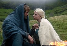 Alexander Skarsg&aring;rd als Amleth und Anya Taylor-Joy als Olga in einer Szene des Films &laquo;The Northman&raquo;. - Aidan Monaghan/Focus Features/Universal Pictures/dpa