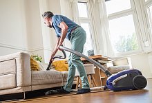 Mann bei der Hausarbeit - Christin Klose/dpa-tmn/dpa