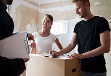 Ein Mann und eine Frau unterschreiben ein Dokument - Christin Klose/dpa-tmn