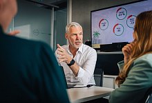Ein Mann im Gespräch in einem Büro - Zacharie Scheurer/dpa-tmn