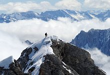 Bergsteiger auf dem Jubiläumsgrad nahe des Zugspitz-Gipfels. - Tobias Hase/dpa/dpa-tmn