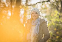 Frau geht bei Sonnenschein spazieren - Christin Klose/dpa-tmn