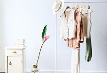 Kleiderständer mit wenig drauf - Annette Riedl/dpa/dpa-tmn