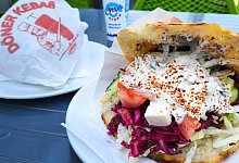 Bavaria, Germany - June 23, 2025: Fresh kebab in flatbread with lettuce, tomatoes, cabbage, cucumber, feta and yoghurt s - 1 - IMAGO/Bihlmayerfotografie