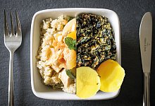 Importware vs. Heimatgem&uuml;se: Quinoa (links) muss aus den s&uuml;damerikanischen Anden nach Europa gebracht werden, der Gr&uuml;nkohl (rechts) dagegen gedeiht auch auf lippischen Feldern gut. - Pixabay/Montage: Maren Brettmeier