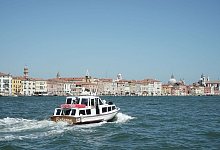 Boot im Markusbecken vor Venedig - Stefan Weißenborn/dpa-tmn