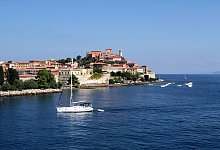 Eine Segelyacht vor der italienischen Insel Elba. - Bernhard Krieger/dpa-tmn