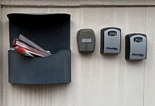 Schlüsselkästen an Hauswand - Christoph Sator/dpa