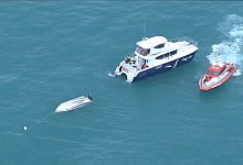Eine Luftaufnahme zeigt zwei Rettungsboote neben einem gekenterten Boot vor Kaikoura in Neuseeland. - Uncredited/TVNZ via AP/dpa