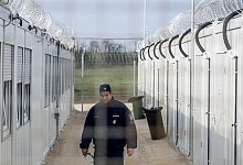 Transitlager für Asylbewerber - Foto: Sandor Ujvari/MTI/AP/dpa