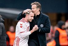 G&auml;nsehautmoment: D&auml;nemark-Coach Kasper Hjulman (r) und Christian Eriksen. - Liselotte Sabroe/Ritzau Scanpix/AP/dpa