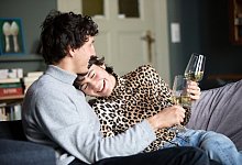 Junges Paar trinkt Wein - Deutsches Weininstitut/deutscheweine.de/dpa-tmn