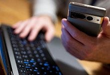 Smartphone - Monika Skolimowska/dpa