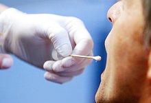 DNA-Speicheltest - Foto: Roland Weihrauch/dpa