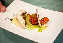 Bei Ofen-Hokkaido auf gleich große Würfel achten - Bernd Diekjobst/dpa-tmn