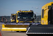 Winterdienstfahrzeuge mit autonomen Fahrfunktionen am Flughafen - Marijan Murat/dpa