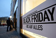 Black Friday - Foto: Bodo Marks/dpa