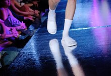 Socken in Badelatschen - Foto: Sebastian Willnow/zb/dpa