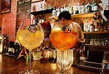 Drinks stehen auf der Theke einer Bar - Carola Frentzen/dpa