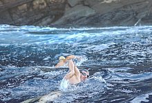 Zug um Zug: Andr&eacute; Wiersig (vorne) wird beim Testschwimmen vor der Steilk&uuml;ste von Maui von Surfer Robby Seeger begleitet. - Jan Hendrik Eming