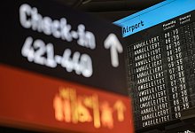 Eine Anzeige zeigt annullierte und umgeleitete Flüge an - Oliver Berg/dpa/dpa-tmn