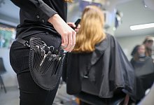 Arbeit im Friseursalon - Jan Woitas/dpa/dpa-tmn