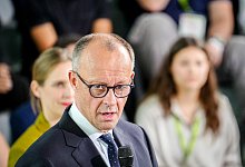 «Youth4Peace» bei Bundeskanzler Merz - Kay Nietfeld/dpa