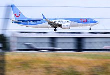 Eine Boeing von Tuifly landet von Palma de Mallorca kommend am Flughafen Hannover. - Julian Stratenschulte/dpa