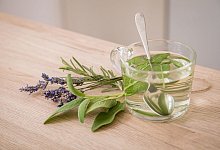 Frischer Kräutertee - Foto: Christin Klose/dpa-tmn