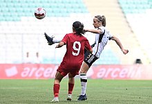 Kathrin-Julia Hendrich (r) ist vor der Türkin Busem Seker am Ball. - Seskim/dpa