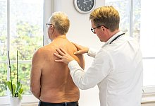 Ein Arzt untersucht einen Patienten - Benjamin Nolte/dpa-tmn