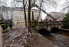 Feuerwehr baut Eisbachwelle zur&uuml;ck - Peter Kneffel/dpa
