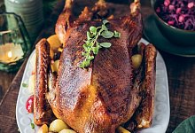 G&auml;nsebraten mit Blaukraut - Lisa Nieschlag/H&ouml;lker Verlag/dpa-tmn