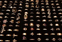 Ringe werden zum Verkauf angeboten - Felix H&ouml;rhager/dpa/dpa-tmn