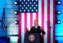 US-Pr&auml;sident Joe Biden h&auml;lt eine Rede im Warschauer K&ouml;nigsschloss. - Petr David Josek/AP/dpa