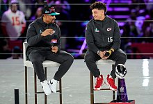 Hurts und Mahomes - Ross D. Franklin/AP/dpa