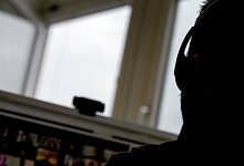 Es gibt vor der Webcam einiges zu beachten - Foto: Sebastian Gollnow/dpa/dpa-tmn