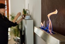Ein Bioethanolkamin in einem Wohnzimmer - Inga Kjer/dpa-tmn