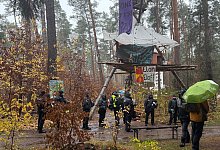Polizei-Einsatz im Tesla-Protestcamp in Grünheide - Lutz Deckwerth/dpa