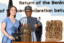 Zufriedene Gesichter: Au&szlig;enministerin Annalena Baerbock und Kulturminister Lai Mohammed. - Britta Pedersen/dpa