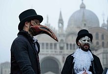 Kostümierte Männer - Luca Bruno/AP/dpa